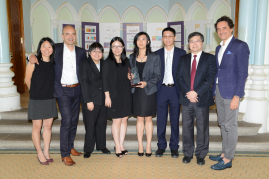 (左起) Sonia Cheung小姐 (路易威登代表) 、 Vincent Barale 先生 (路易威登代表) 、四名「香港隊」隊員、港大工程學院院長田之楠教授, 以及Sorin Ciocan-Vladescu先生 (路易威登代表)合照。